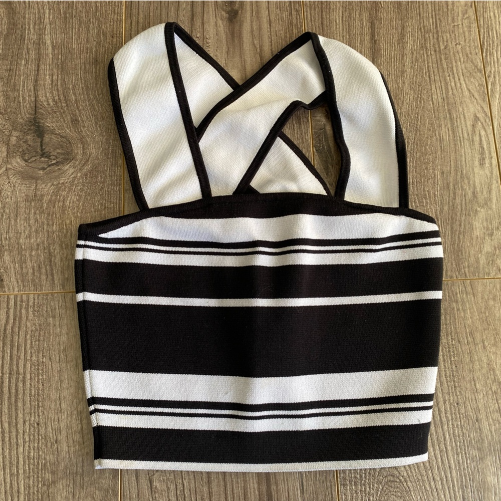Babaton ´Torsten’ knit sculpt cropped tank w/ back cross straps black & white